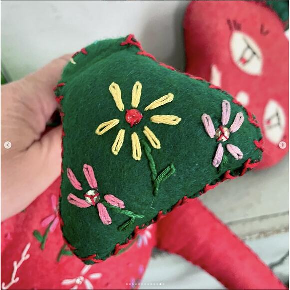Vintage Handmade Embroidery Sequin Folk Art Christmas Cat Doll Red Green Felt - Picture 10 of 10
